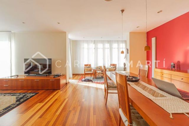 Exterior apartment with a balcony on Travessera de Gràcia, Barcelona.