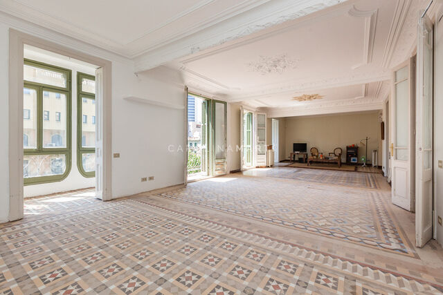 Entire floor for sale on Rambla Catalunya, Barcelona