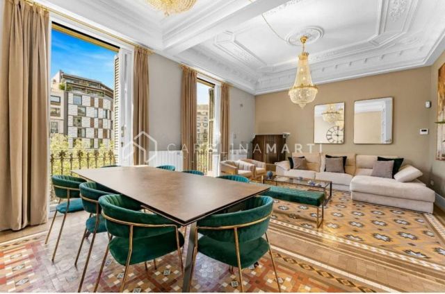 Prime apartment on Paseo de Gracia, Barcelona – Renovated with balconies in a stately building