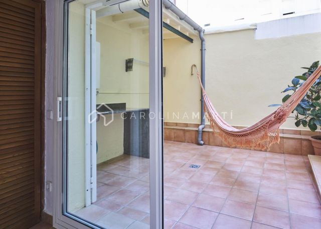 Apartment for sale in Plaça de Herenni with a terrace and lots of light — Ideal for living or investing