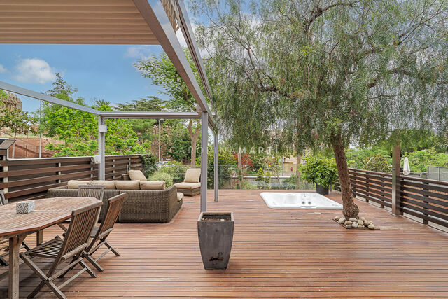 High-end house for sale with garden and garage in La Bonanova