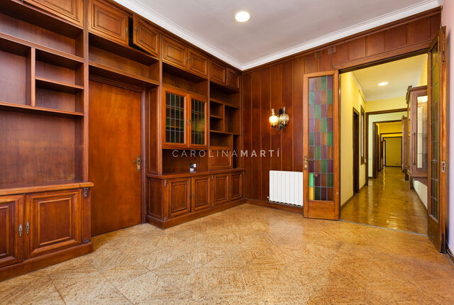 Apartment to renovate in a period building next to Plaza Tetuán