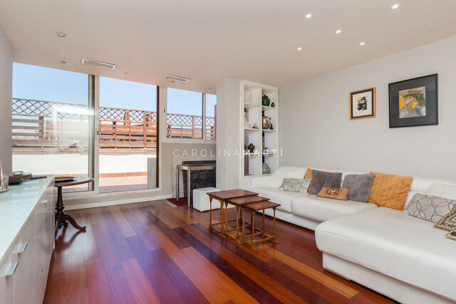 Ático en venta en Balmes con gran terraza privada