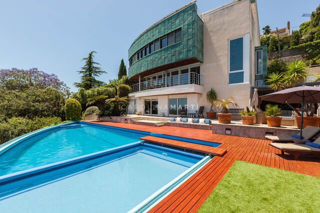 Architect-designed villa for sale on Pere Berruguete Street
