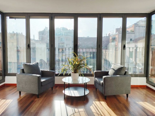 Penthouse with 40 m2 terrace for rent in Dreta de l