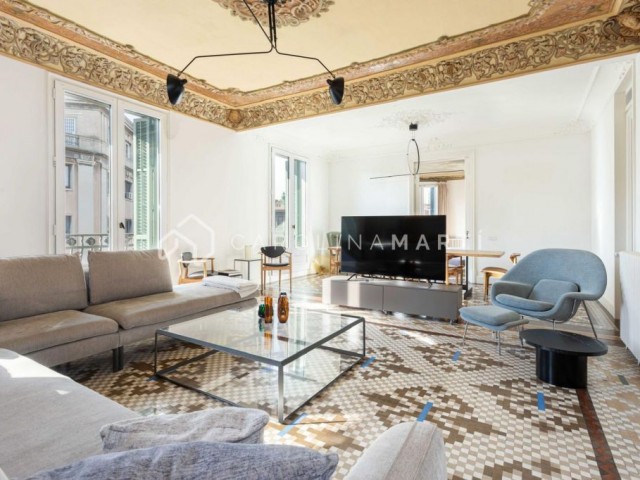 Exclusive Duplex in Casa Burés: Furnished and Renovated in Eixample Dreta.