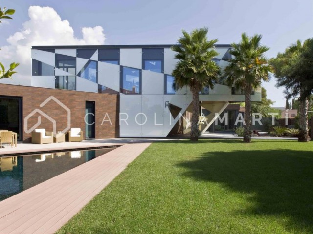 House with a 1500 m2 plot for sale in Sitges, Barcelona