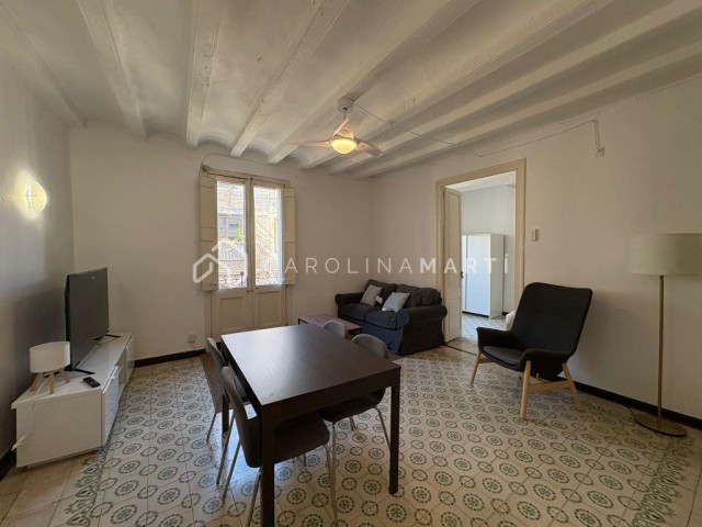 Apartment for Sale with Balcony in the Center of Barcelona – 2 Bedrooms and Natural Light
